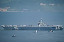美国航母停靠岘港，促进美越安全纽带并向中国展示实力